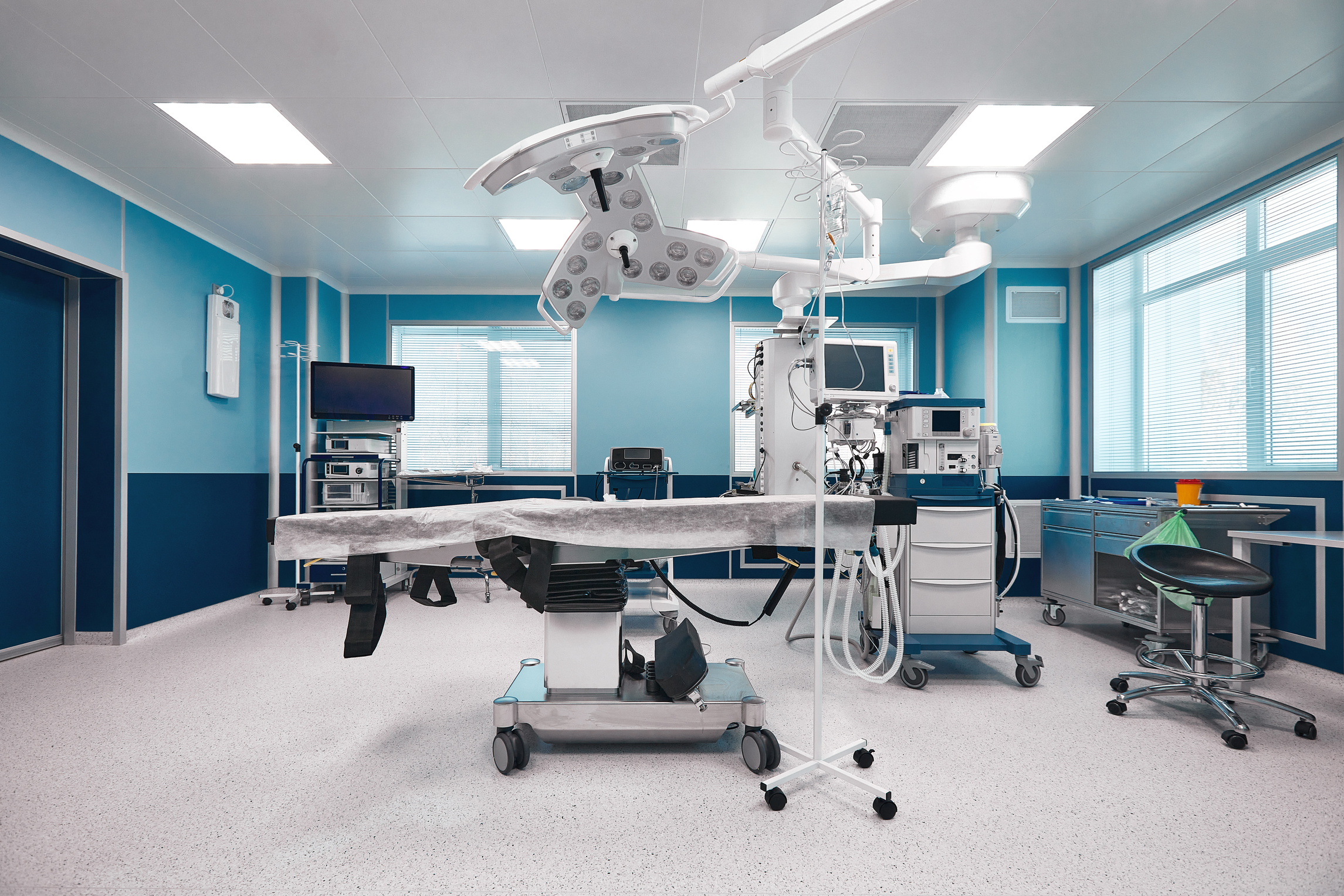 Large spacious operating board with a large amount of light, with modern equipment for various complex operations, operating table, lamps, ventilator